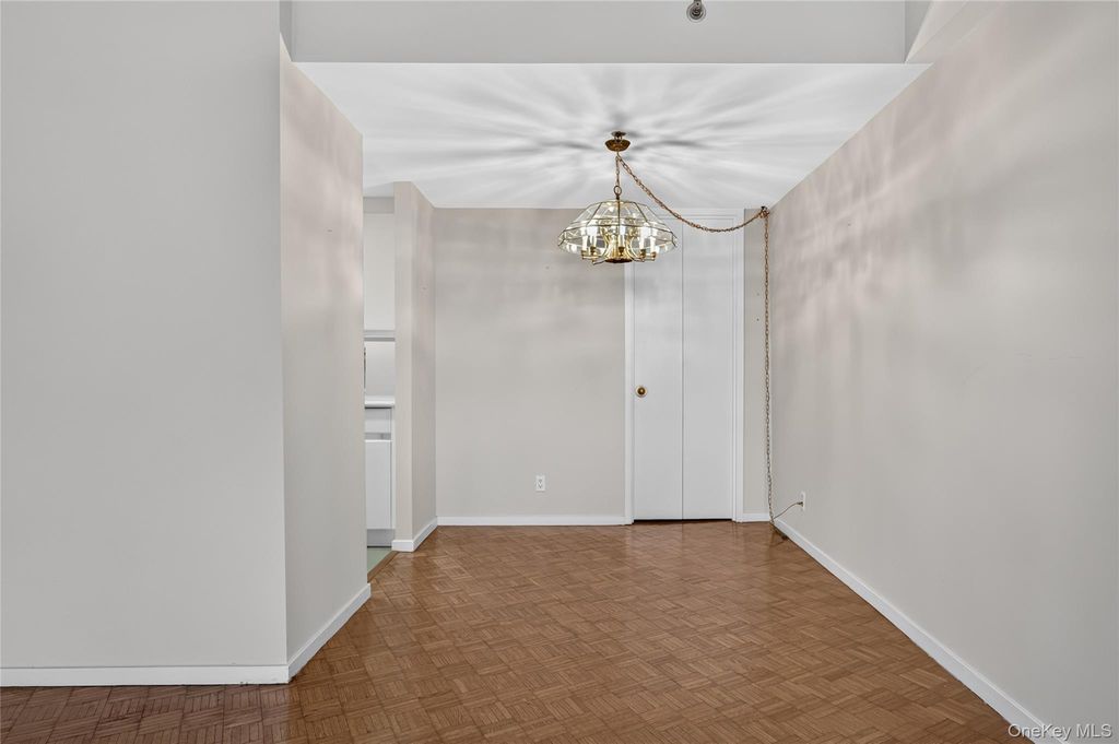 111 Cherry Vallley Avenue 408W, Garden City, NY 11530 — photo 5