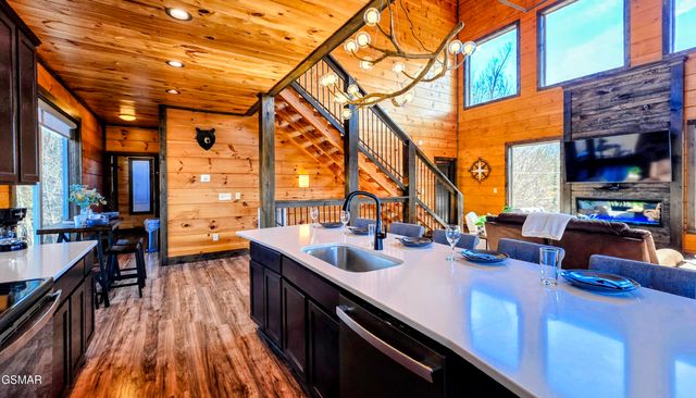 315 N Mountain Trail, Gatlinburg, TN 37738