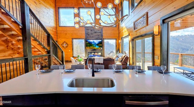 315 N Mountain Trail, Gatlinburg, TN 37738