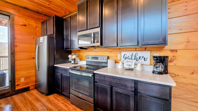 315 N Mountain Trail, Gatlinburg, TN 37738