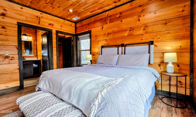 315 N Mountain Trail, Gatlinburg, TN 37738