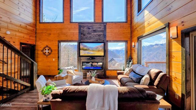 315 N Mountain Trail, Gatlinburg, TN 37738