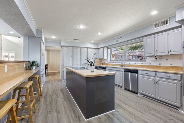 1035 Holiday Circle, Seven Points, TX 75143