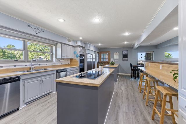 1035 Holiday Circle, Seven Points, TX 75143