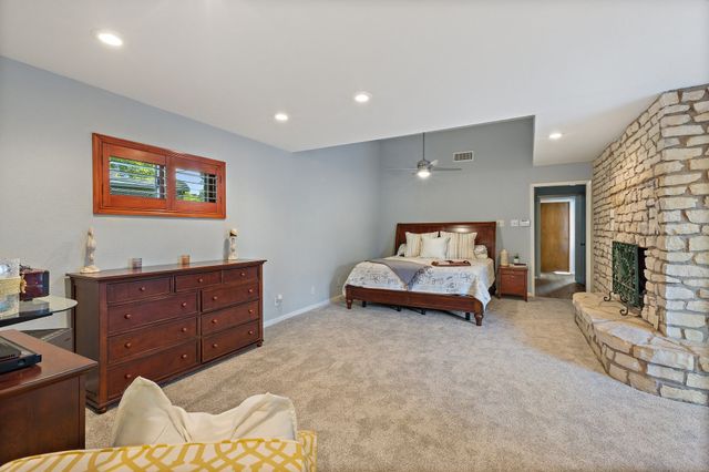 1035 Holiday Circle, Seven Points, TX 75143