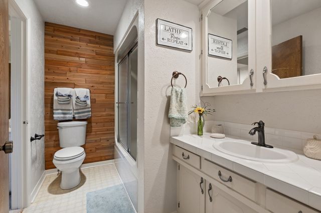 1035 Holiday Circle, Seven Points, TX 75143