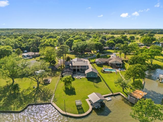 1035 Holiday Circle, Seven Points, TX 75143