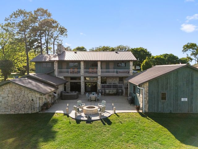 1035 Holiday Circle, Seven Points, TX 75143