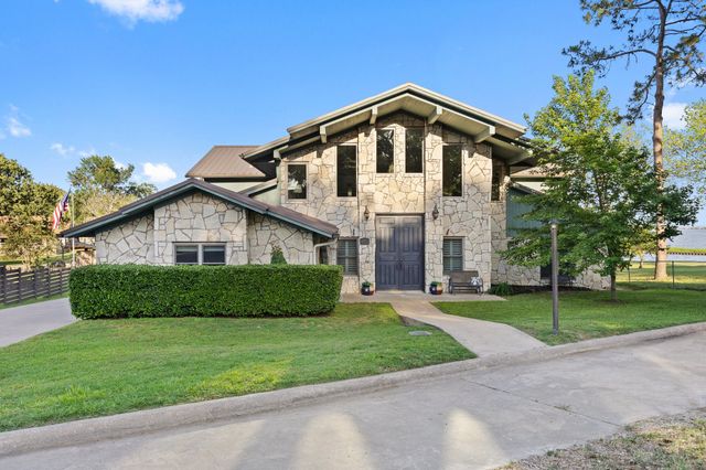 1035 Holiday Circle, Seven Points, TX 75143