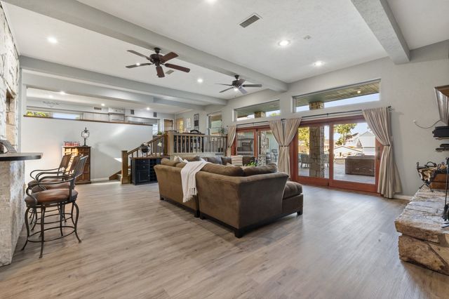 1035 Holiday Circle, Seven Points, TX 75143