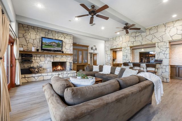 1035 Holiday Circle, Seven Points, TX 75143