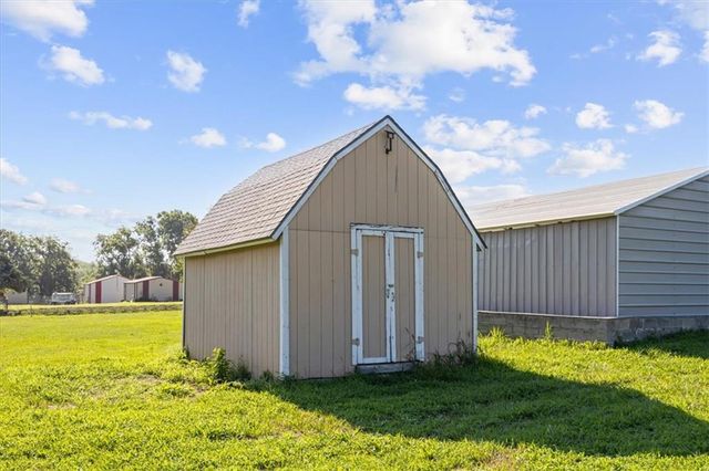 295 E 2300 Road, Edgerton, KS 66021