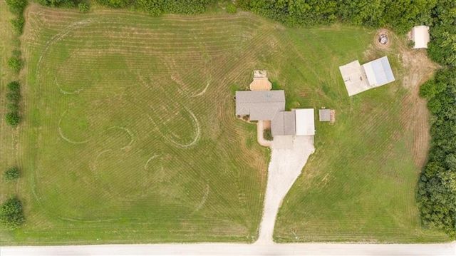 295 E 2300 Road, Edgerton, KS 66021