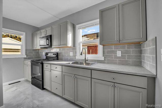 15776 Mclain Avenue, Allen Park, MI 48101