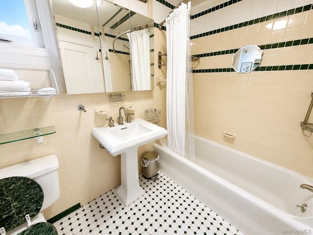 13810 Cronston Avenue, Rockaway Park, NY 11694