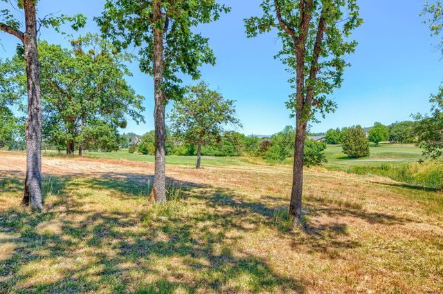 40 Pebble Creek Drive, Eagle Point, OR 97524