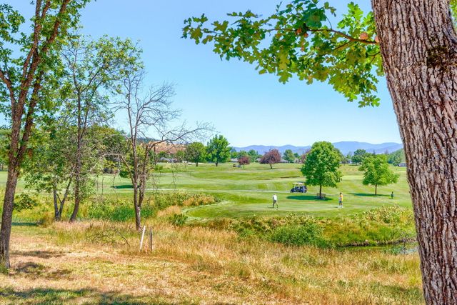 40 Pebble Creek Drive, Eagle Point, OR 97524