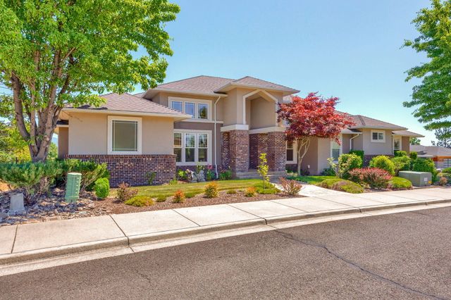40 Pebble Creek Drive, Eagle Point, OR 97524