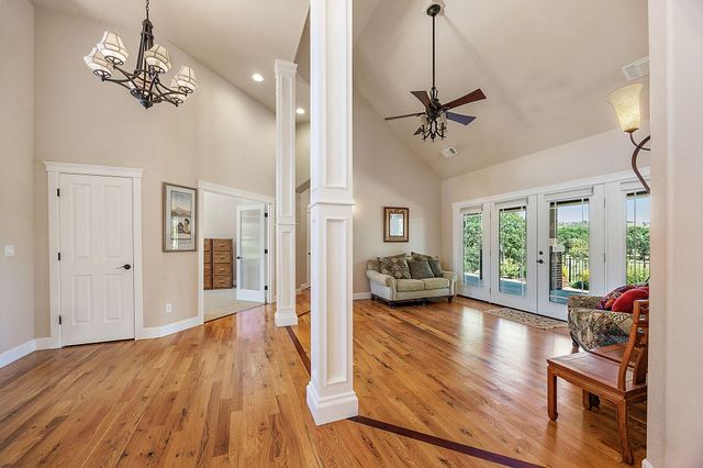 40 Pebble Creek Drive, Eagle Point, OR 97524