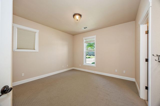 40 Pebble Creek Drive, Eagle Point, OR 97524
