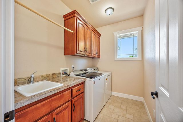 40 Pebble Creek Drive, Eagle Point, OR 97524