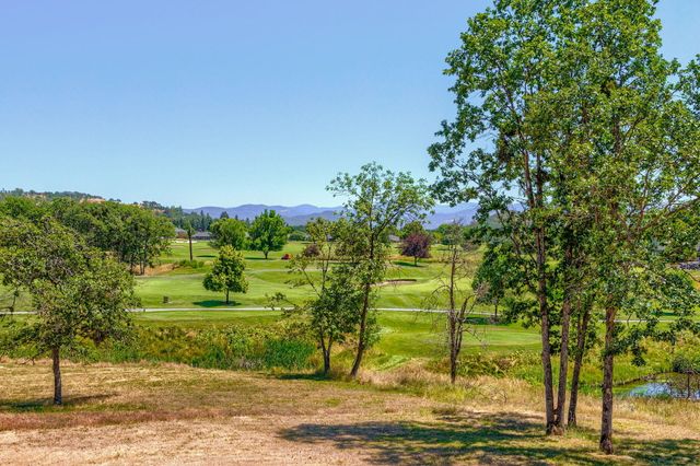 40 Pebble Creek Drive, Eagle Point, OR 97524