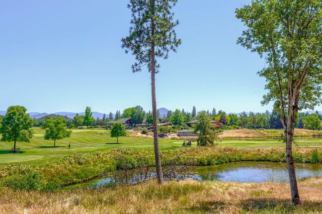 40 Pebble Creek Drive, Eagle Point, OR 97524