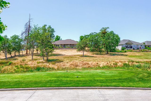 40 Pebble Creek Drive, Eagle Point, OR 97524