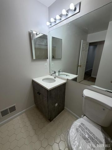 32 Columbus Drive, Franklin Twsp, NJ 08823