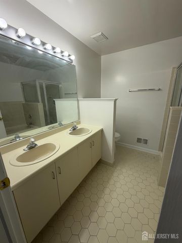 32 Columbus Drive, Franklin Twsp, NJ 08823