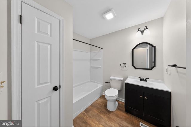 13 COUNTRY LN, Newark, DE 19702