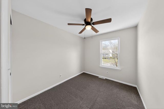 13 COUNTRY LN, Newark, DE 19702