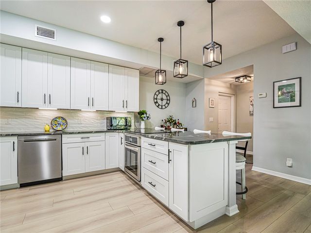 524 7th Square 102, Vero Beach, FL 32962