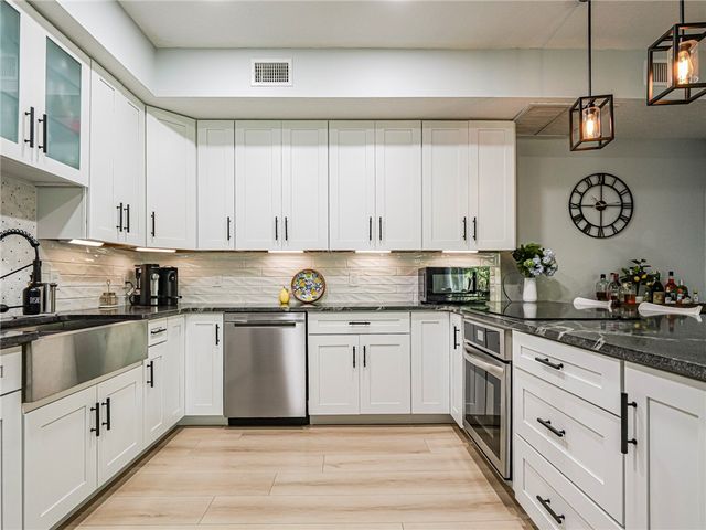 524 7th Square 102, Vero Beach, FL 32962