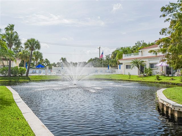 524 7th Square 102, Vero Beach, FL 32962