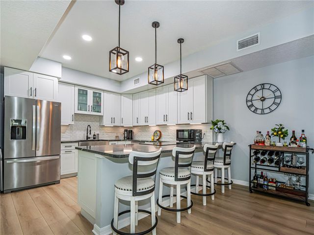 524 7th Square 102, Vero Beach, FL 32962