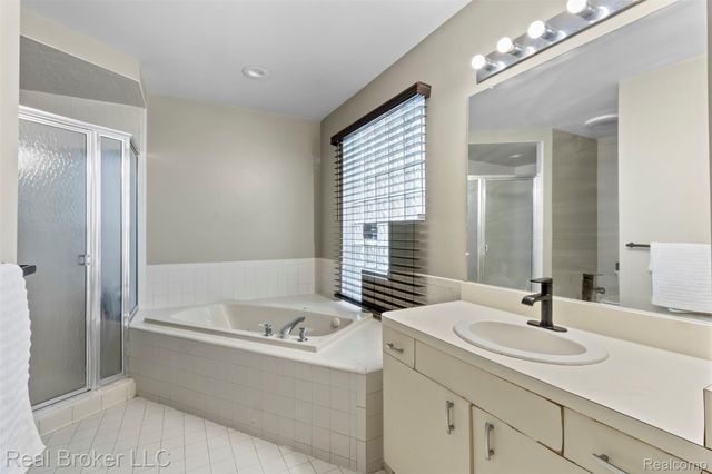 3195 Green Oaks Drive, West Bloomfield Charter Township, MI 48324