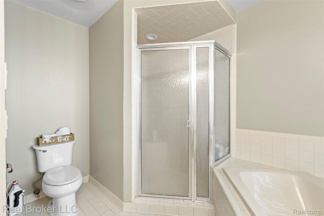 3195 Green Oaks Drive, West Bloomfield Charter Township, MI 48324