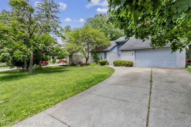 3195 Green Oaks Drive, West Bloomfield Charter Township, MI 48324