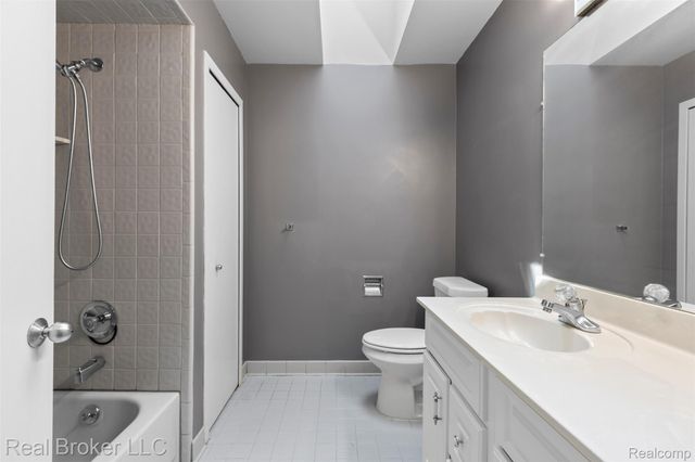 3195 Green Oaks Drive, West Bloomfield Charter Township, MI 48324