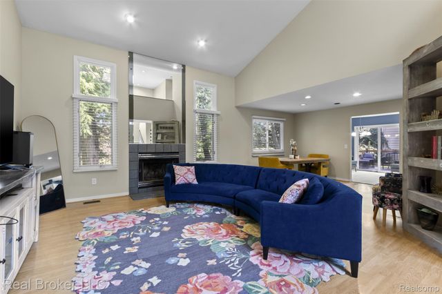 3195 Green Oaks Drive, West Bloomfield Charter Township, MI 48324