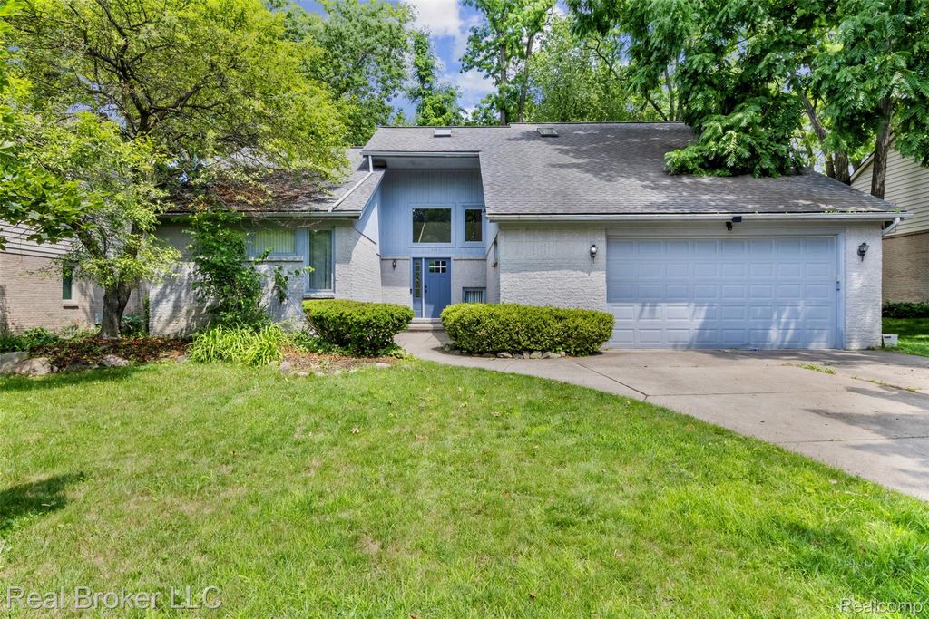 3195 Green Oaks Drive, West Bloomfield Charter Township, MI 48324