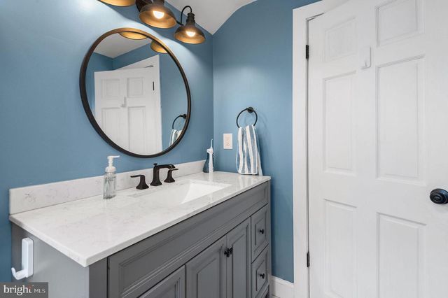 1022 LAMB RD, Secane, PA 19018