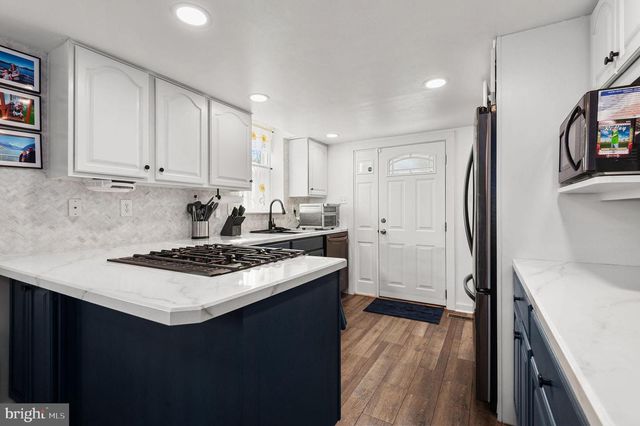 1022 LAMB RD, Secane, PA 19018