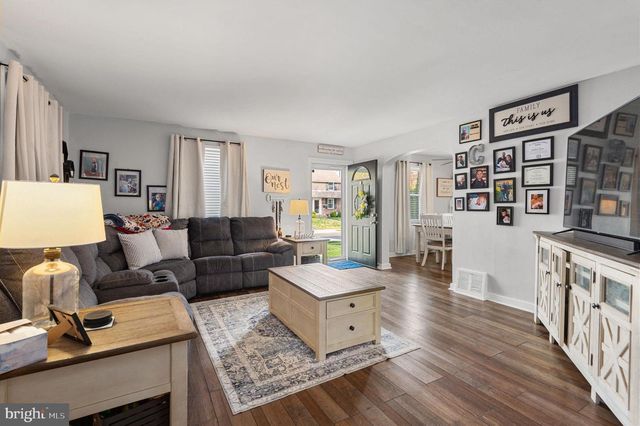 1022 LAMB RD, Secane, PA 19018