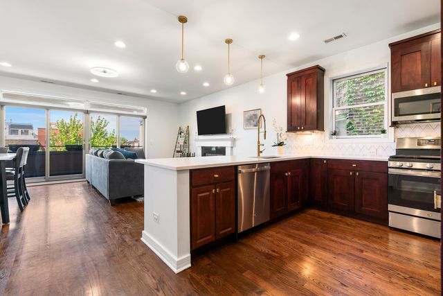 1425 W Grand Avenue 3E, Chicago, IL 60642
