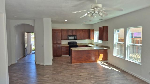 2913 Las Flores Circle, Los Banos, CA 93635