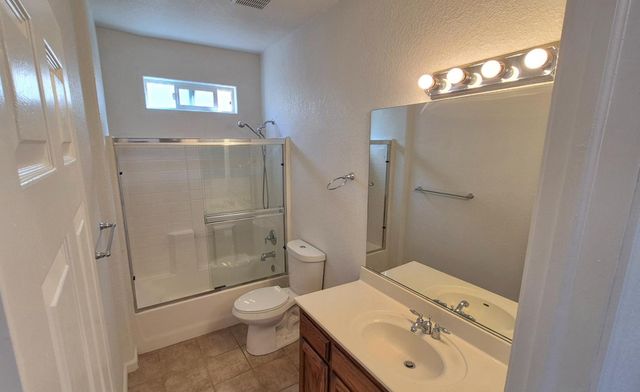 2913 Las Flores Circle, Los Banos, CA 93635