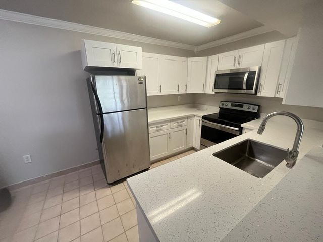 450 W Palm Cir Circle W 103, Pembroke Pines, FL 33025