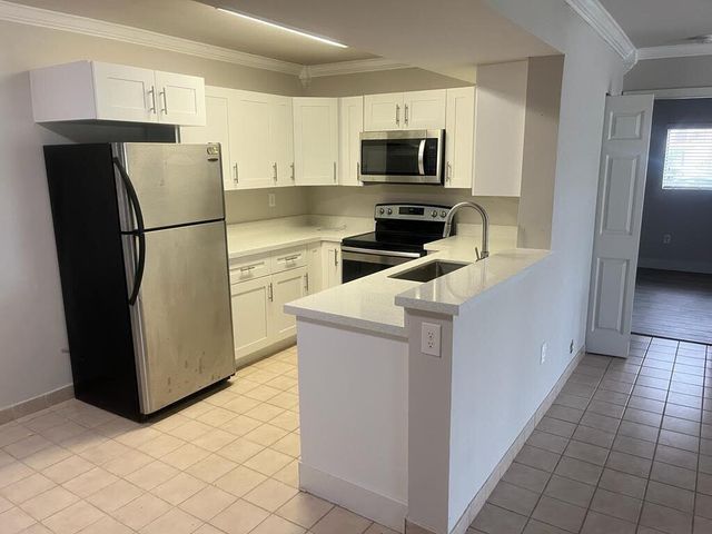 450 W Palm Cir Circle W 103, Pembroke Pines, FL 33025